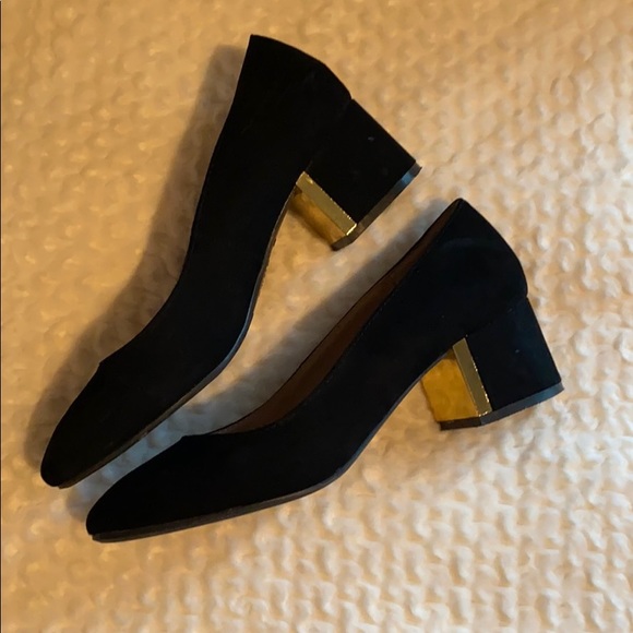 Black dress shoe with gold heel accent - Picture 2 of 5